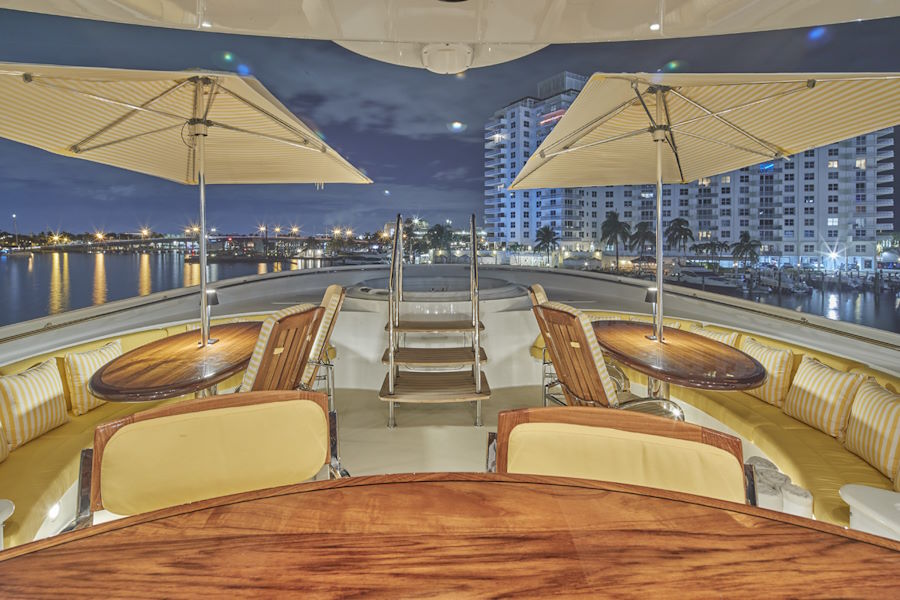 Yacht Favor Flybridge
