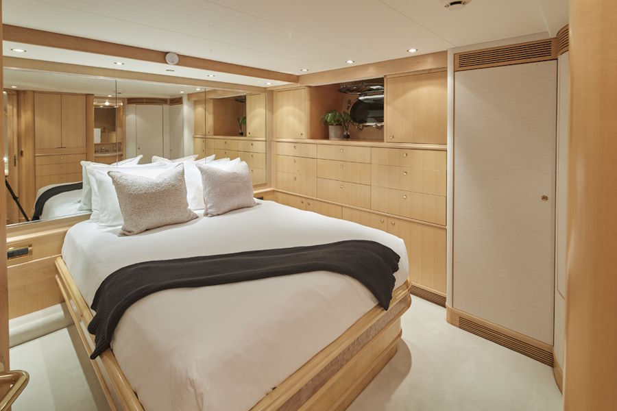 Yacht Favor Guest Fwd Port