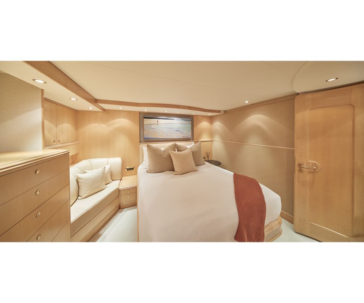 Yacht Favor Guest Fwd Stb