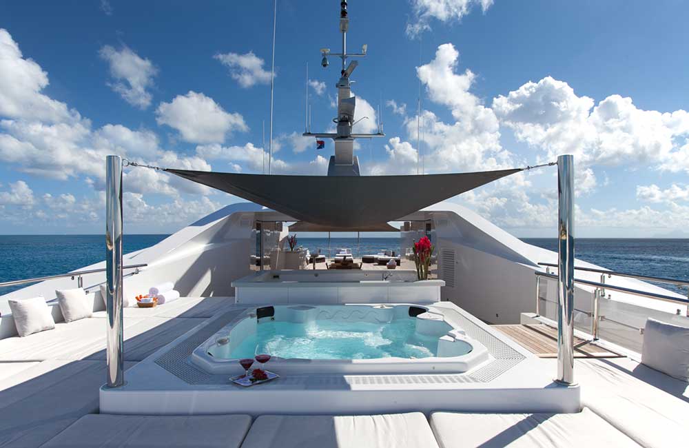 Hot tub on the sun deck of Idol