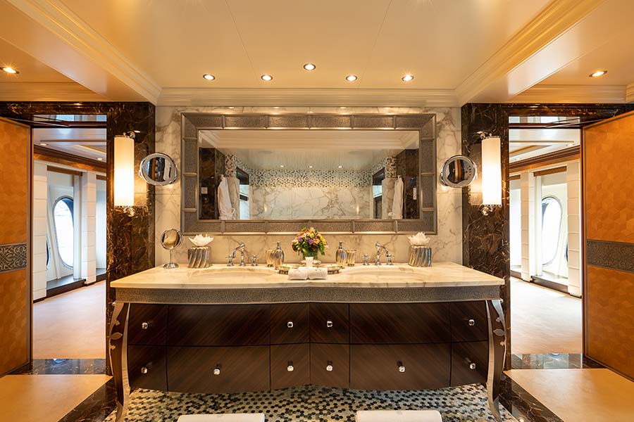 Yacht Kaiser Master Bathroom