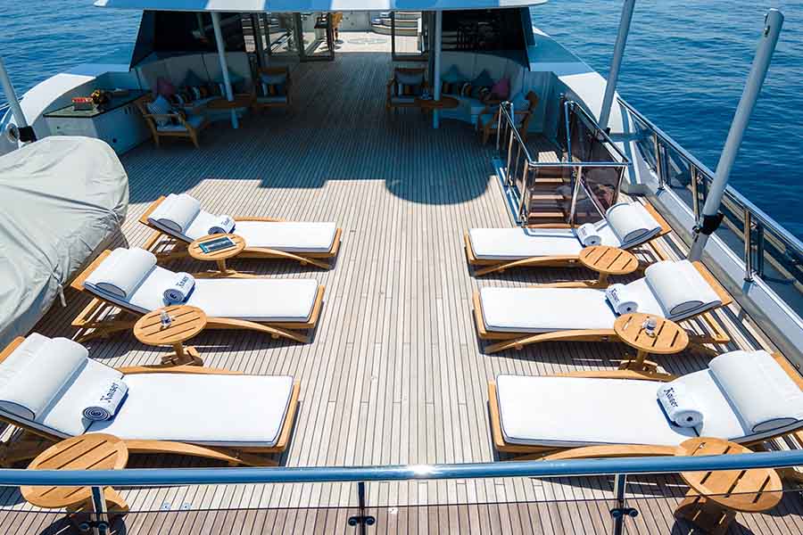 Yacht Kaiser Sundeck With Lounge Chairs