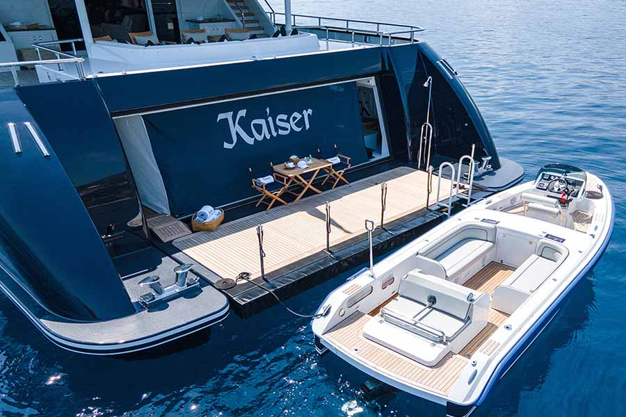 Yacht Kaiser Transom And Tender