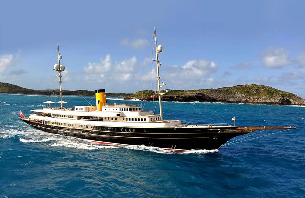 Starboard view of yacht Nero cruising