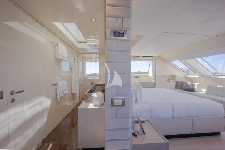 yacht phoenix bedroom1 and bathroom side view