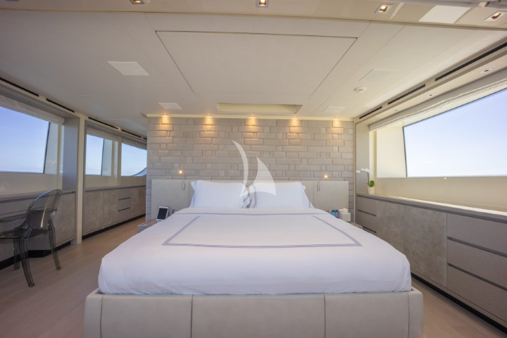 yacht phoenix bedroom1 front view