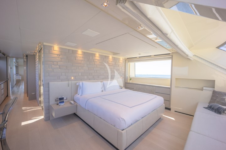 yacht phoenix bedroom1 overview
