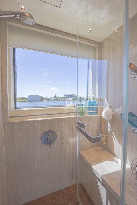 yacht phoenix bedroom1 shower