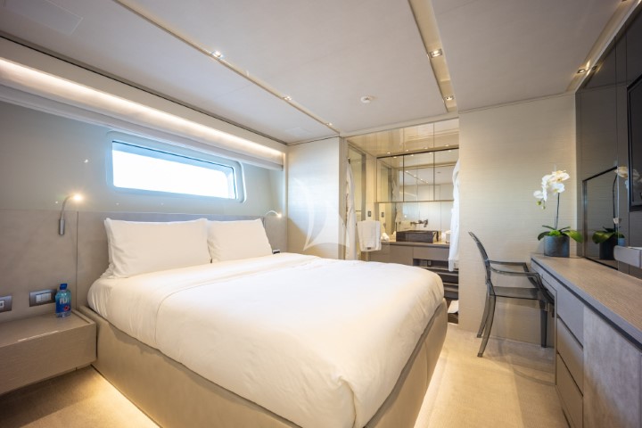 yacht phoenix bedroom2 diagnoal view