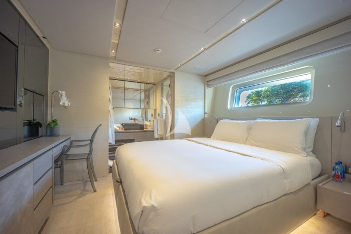 yacht phoenix bedroom2 side view