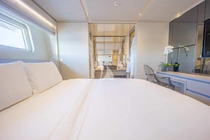 yacht phoenix bedroom2 side view2