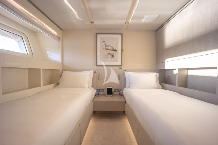 yacht phoenix bedroom3 front view