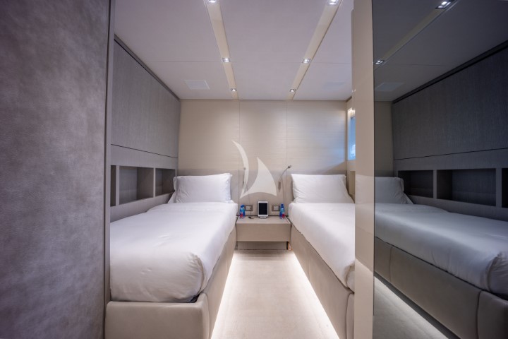 yacht phoenix bedroom3 overview