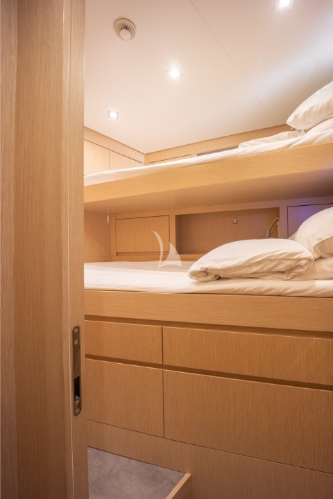 yacht phoenix bedroom4