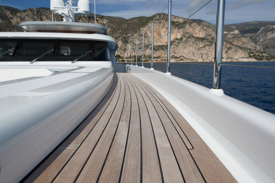 Yacht Solemates Side Deck
