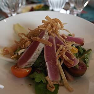 Seared tuna and green salad