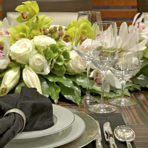 Yachts dinner place setting with white roses