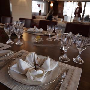 Yachts elegant place setting 2